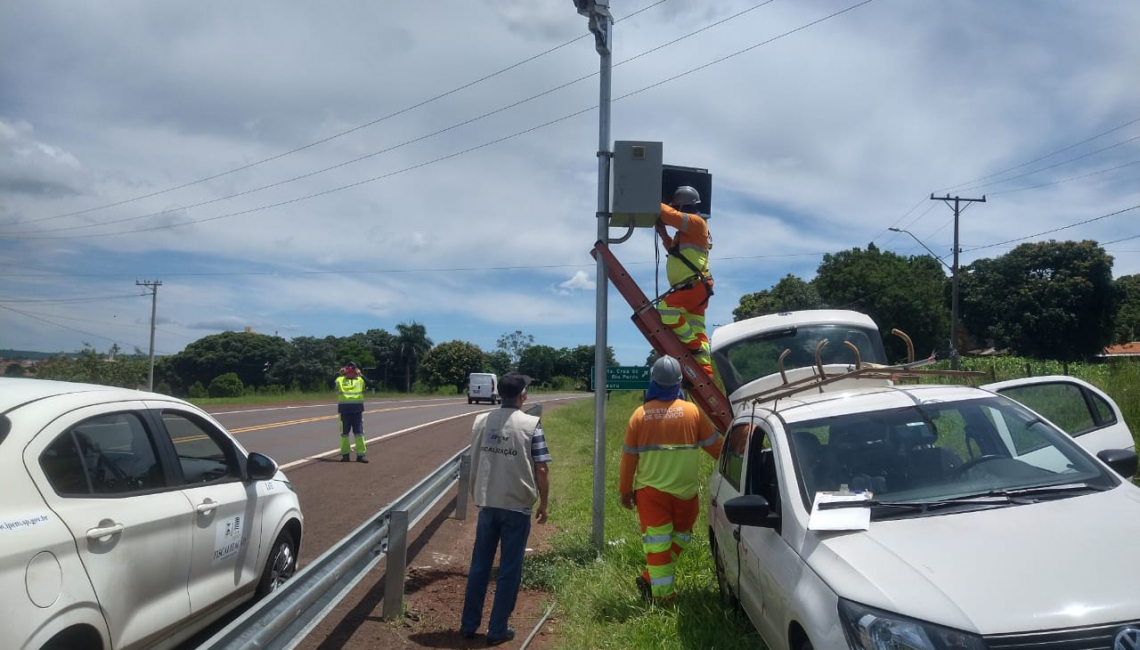 Em Santa Cruz do Rio Pardo, Ipem-SP verifica radares na rodovia SP-225